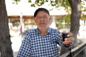 86 yasindaki usta 40 yildir dogal karadut suyu satiyor zB4PgcJn.jpg