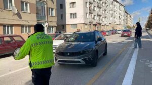 eskisehirde otomobilin carptigi yasli kadinin hayati tehlikesi var lRr8k56l.jpg