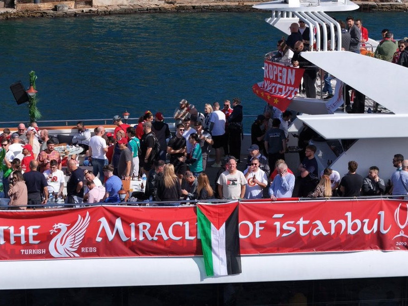 Liverpool taraftarları Boğaz turunda